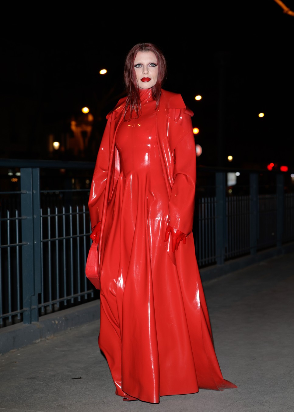Julia Fox tetőtől talpig piros latex szettben a párizsi divathéten