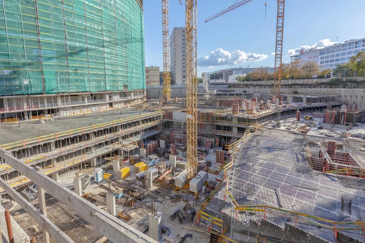 Na budowie kompleksu Warsaw Spire wciąż trwają prace konstrukcyjne na poziomach podziemnych pod  budynkami C i A. Deweloper zapewnia, że oba budynki osiągną poziom 0 już w listopadzie bieżącego roku, a w przyszłym zostaną oddane do użytku. Krzysztof Owczarczyk, kierownik budowy Warsaw Spire, mówił dziś podczas spotkania z dziennikarzami, że prace na budowie kompleksu trwają całą dobę. W ciągu dnia na terenie budowy pracuje około 400 osób, w nocy - ok. 90.