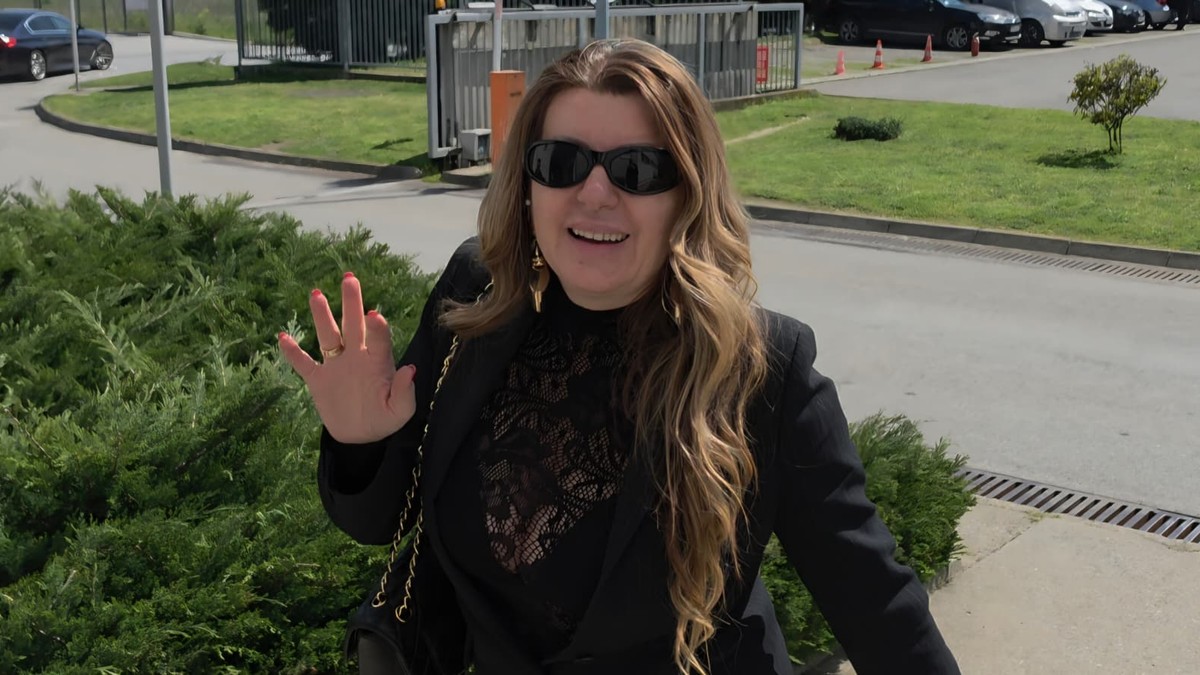 VIKI MILJKOVIĆ BEZ TRUNKE ŠMINKE U čipkanoj bluzi i tamnim naočarama, ovako izgleda kada nije pod reflektorima (VIDEO)