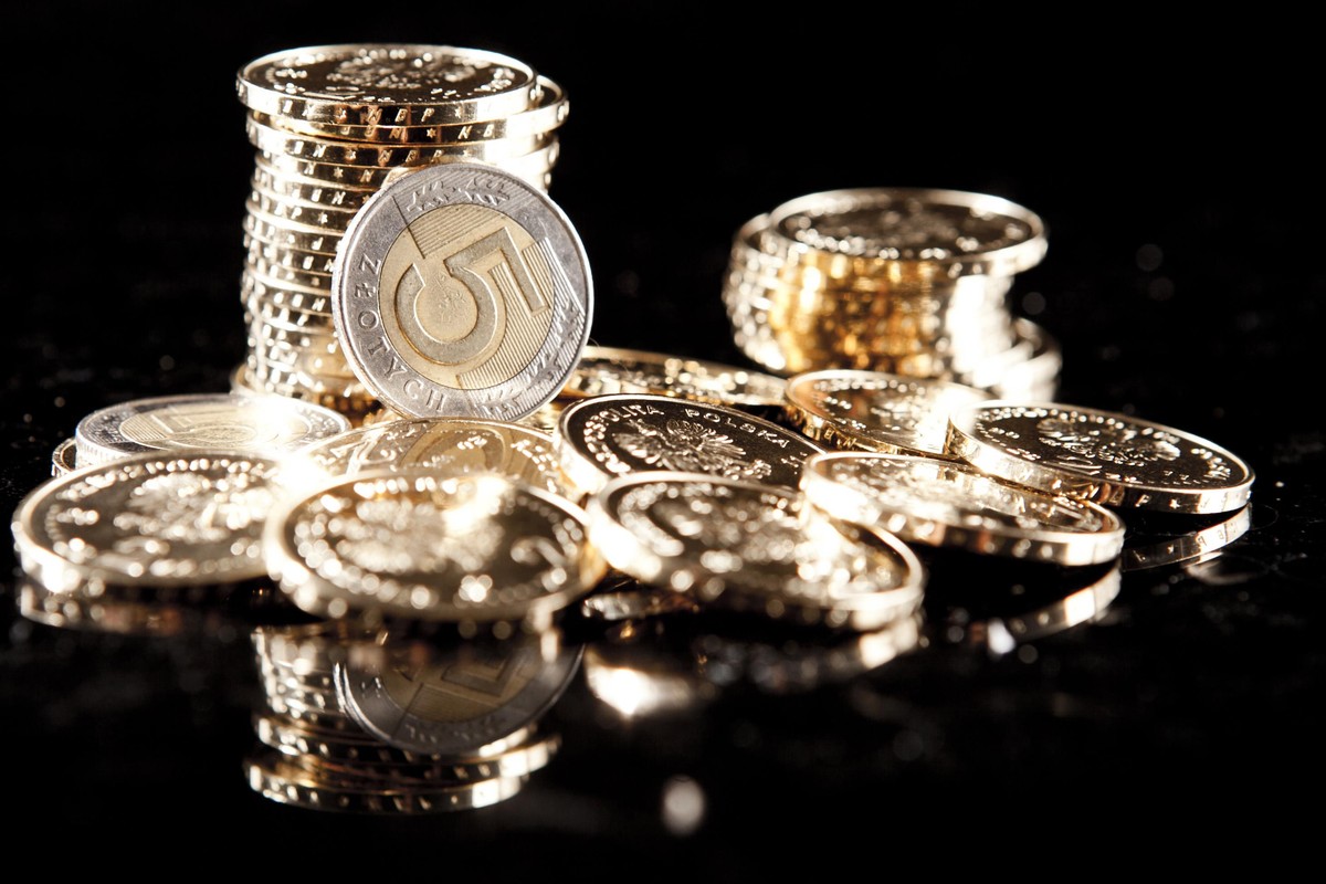 W ślad za spadkami na eurodolarze złoty stracił na wartości.