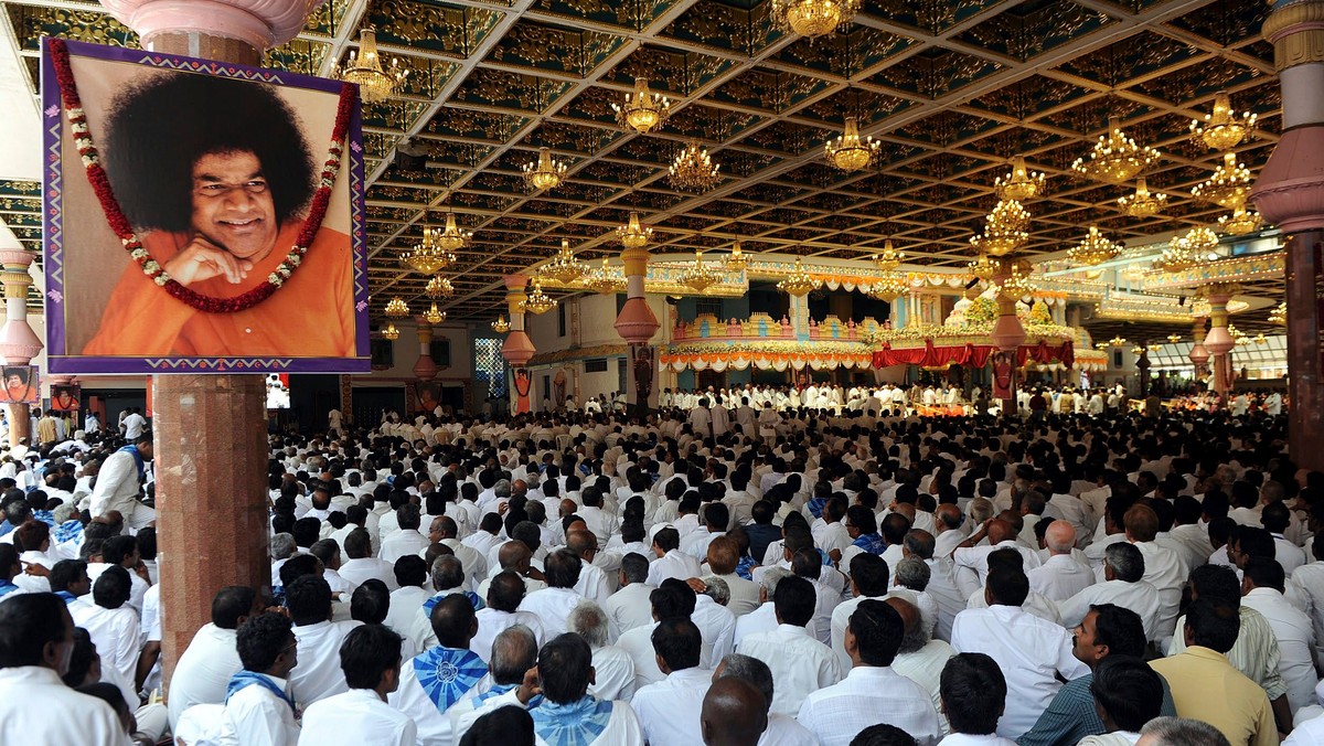 Sathya Sai Baba, człowiek, który był uważany za boga w Indiach, zmarł 24 kwietnia w wieku 85 lat. Mężczyzna w ciągu całego swojego życia zjednał sobie około 6 milionów wyznawców. Zarówno jego życie, jak i śmierć budzi wiele kontrowersji - czytamy na portalu inopressa.ru