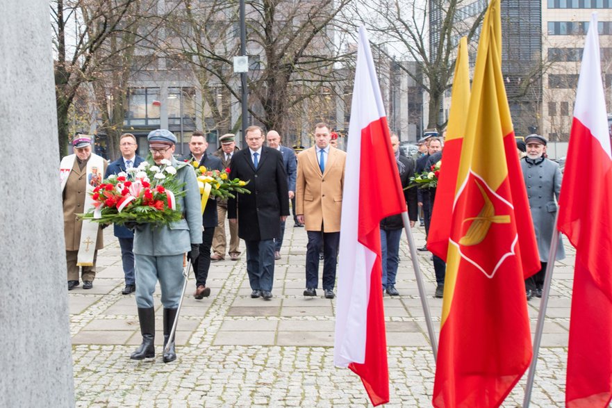 Jubileusz 40 lecia Społecznego Komitetu Pamięci Józefa Piłsudskiego kwiaty pod pomnikiem