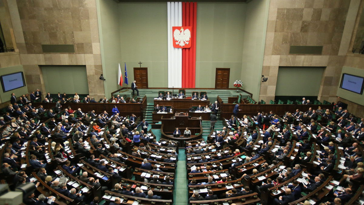 Sejm uchwalił ustawę autorstwa PiS o organizacji i trybie postępowania przed Trybunałem Konstytucyjnym. Zmienia ona m.in. zasady wyłaniania kandydatów na prezesa TK i wprowadza jego sześcioletnią kadencję. Teraz ustawa trafi do Senatu.