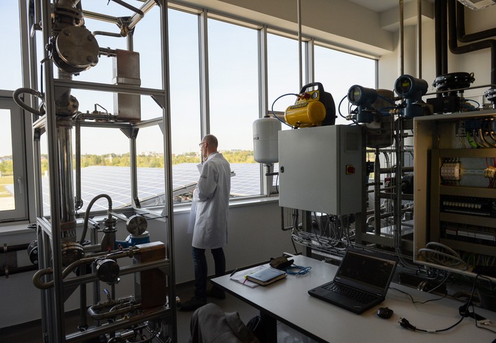 W przyszłości KEZO PAN ma położyć szczególny nacisk na technologie plus energetyczne. Rozwiązania tego typu przeznaczone dla domów jednorodzinnych, osiedli, szpitali, szkół, itd., umożliwiają produkcję energii elektrycznej na poziomie większym niż dany obiekt zużywa. <br>Na zdjęciu laboratorium termoprzetwarzania biomasy <br><br>(mr) PAP/Marcin Obara