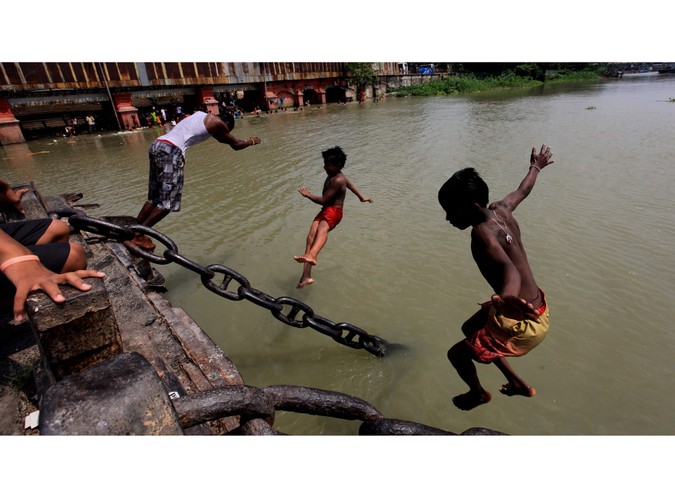 Dzieci chłodzą się skacząc do Gangesu w Kalkucie. Temperatury w Indiach przekraczają 40 stopni Celsjusza, a ma być jeszcze goręcej