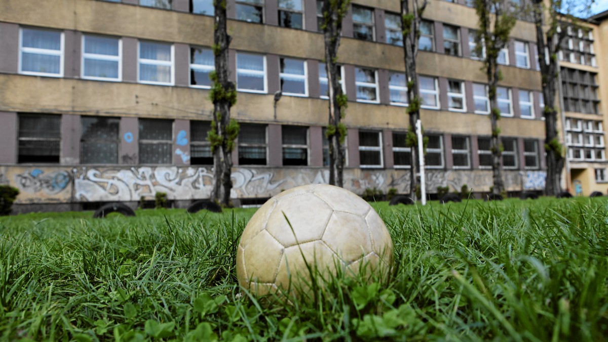 Decyzją komisji dyscyplinarnej, kolejna nauczycielka z gimnazjum nr 6 w Krakowie, w którym we wrześniu doszło do ataku 13-letniej uczennicy na koleżankę, została ukarana naganą z wpisaniem do akt. Decyzja jest nieprawomocna. Pełnomocnik nauczycielki zapowiedział odwołanie.