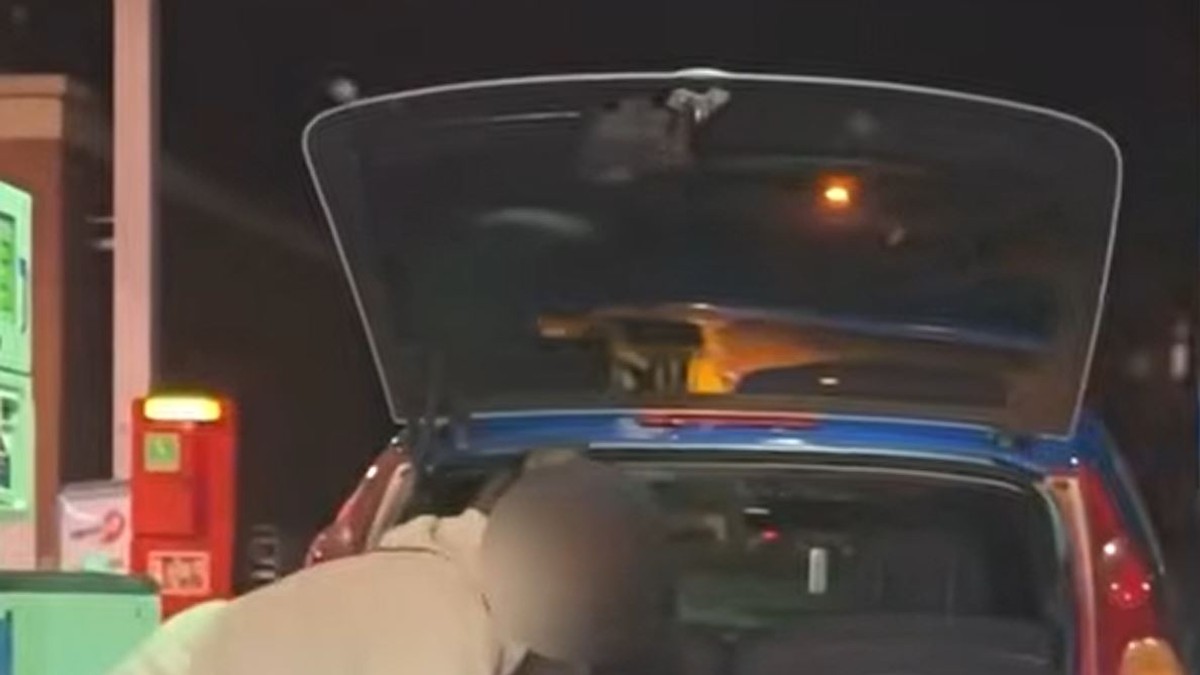 Žena sipala gorivo u plastičnu kesu