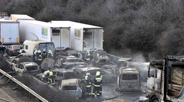 Kiégett és sérült gépjárművek az M1-es autópályán Herceghalomnál / Fotó: MTI/Lakatos Péter