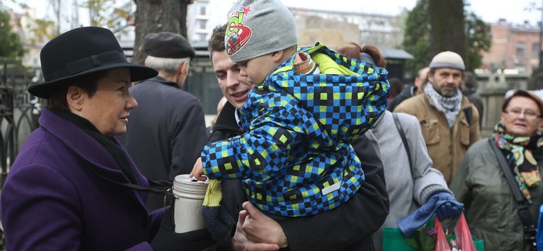 Kwesta na Starych Powązkach. Aktorzy i politycy zbierali na renowację nagrobków