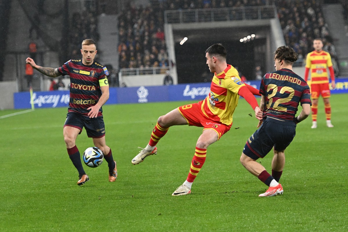 Piłkarze Pogoni Szczecin Kamil Grosicki (L) i Leonardo Koutris (P) oraz Kaan Caliscaner (C) z Jagiellonii Białystok podczas meczu półfinałowego Pucharu Polski,