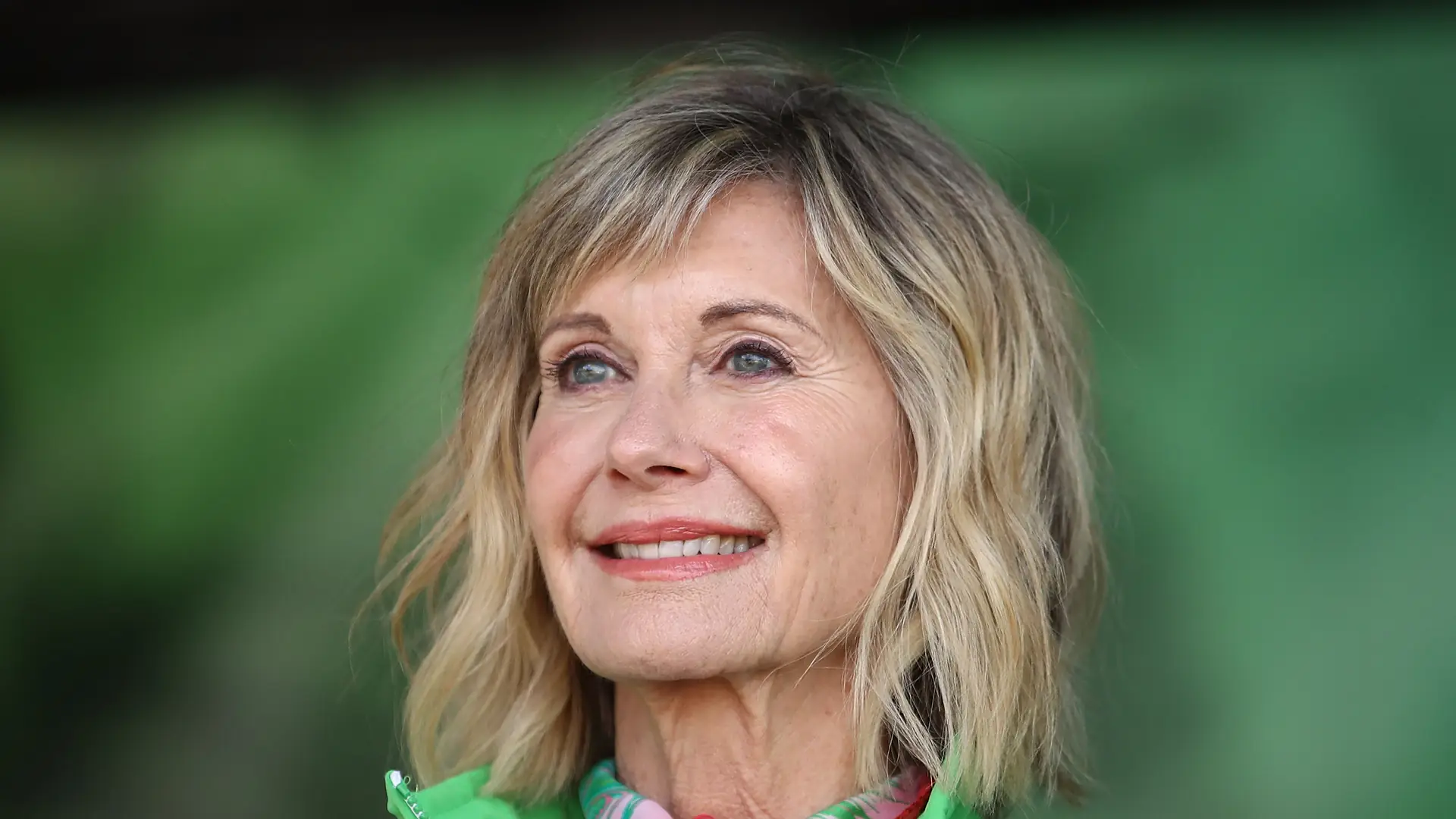 Olivia Newton-John uhonorowana przez królową. Jak zmieniała się na przestrzeni lat?