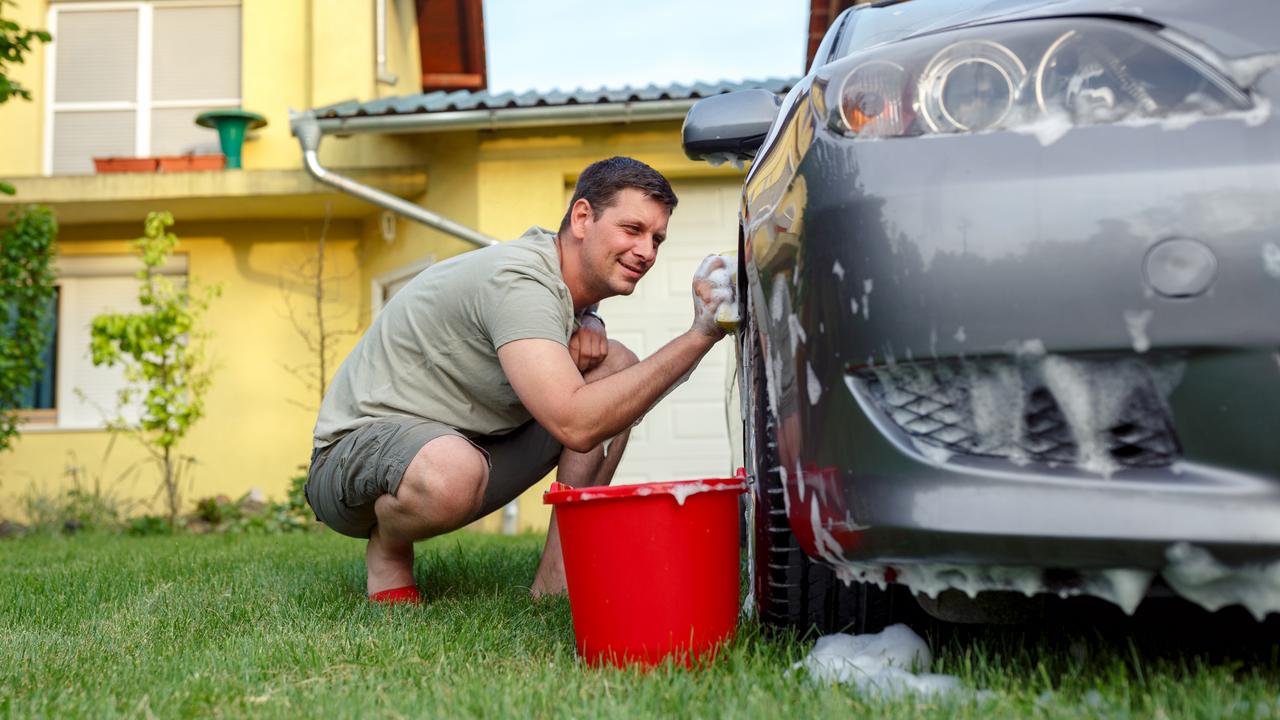 Czy mycie auta pod blokiem lub na własnej działce jest legalne?