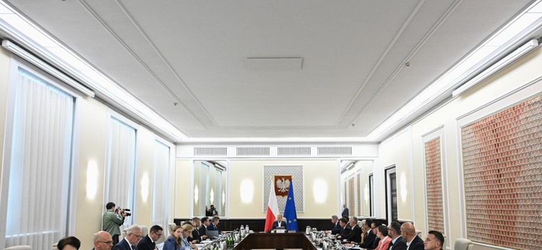 Rząd przyjął projekt ustawy o pomocy Ukraińcom. 800 plus tylko dla pracujących?