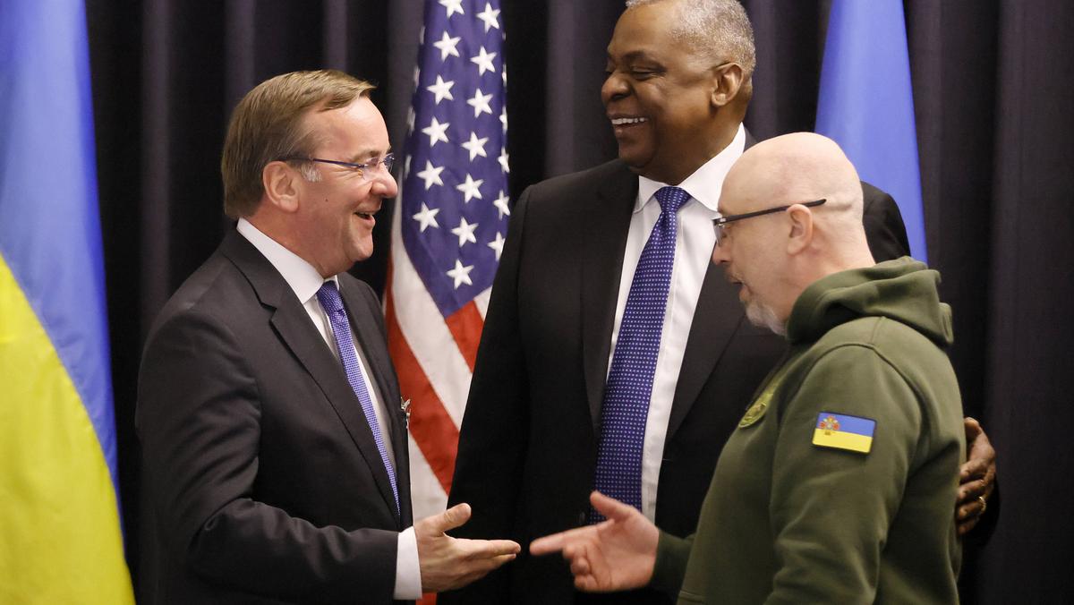 Spotkanie w Ramstein. Od lewej: minister obrony Niemiec Boris Pistorius, sekretarz obrony USA Lloyd J. Austin i minister obrony Ukrainy Ołeksij Reznikow.