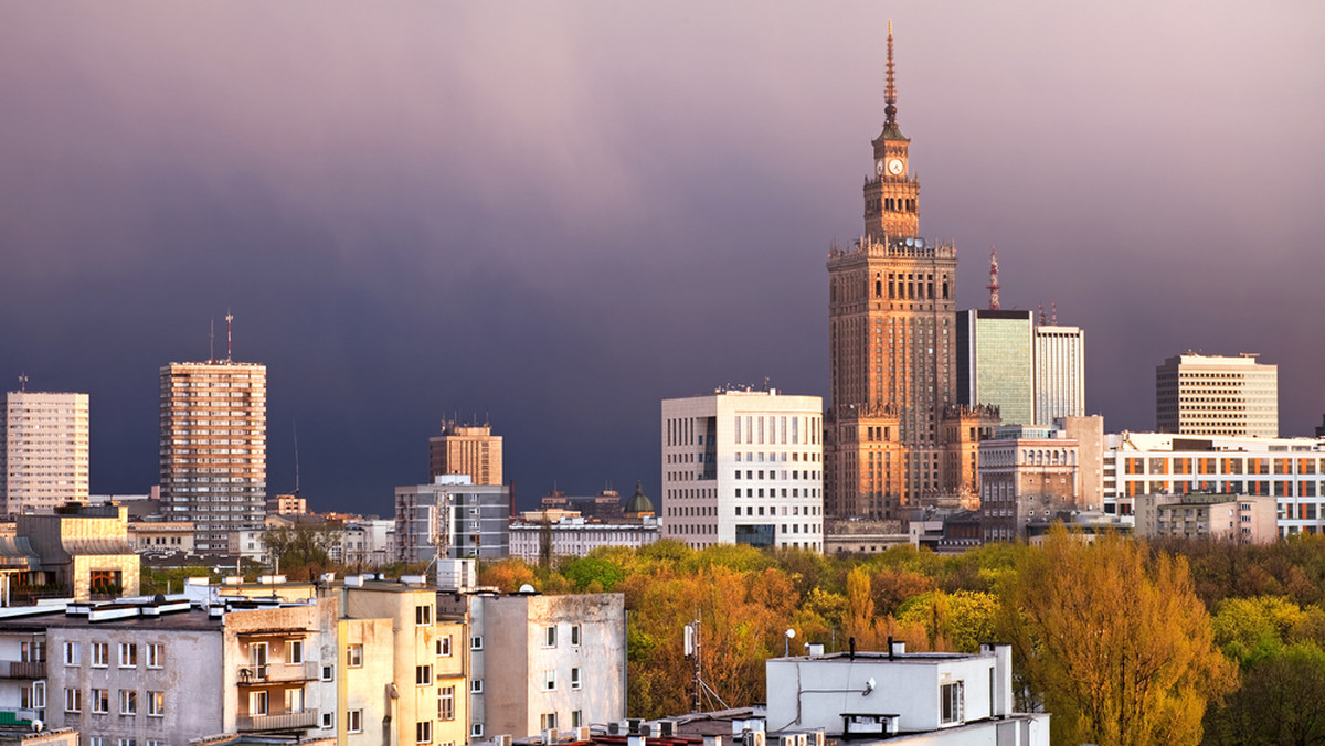 Dodatkowe 76 mln zł na wypłatę odszkodowań z tytułu roszczeń wynikających z tzw. dekretu Bieruta oraz przesunięcie wydatków na wybrane inwestycje, to niektóre ze zmian w budżecie Warszawy na 2015 r., o których zdecydowali w czwartek stołeczni radni.