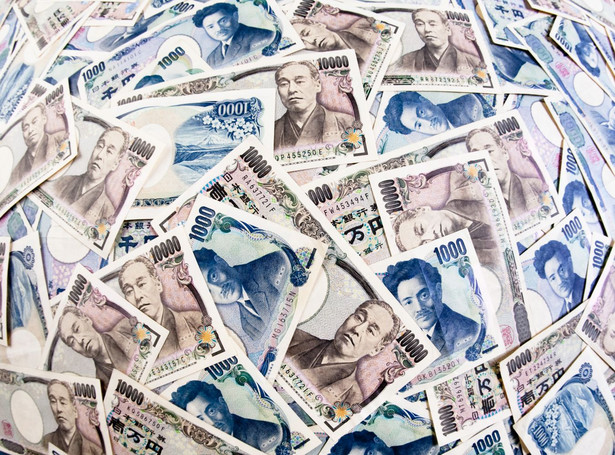 Bank Japonii rzuca na rynek biliony jenów