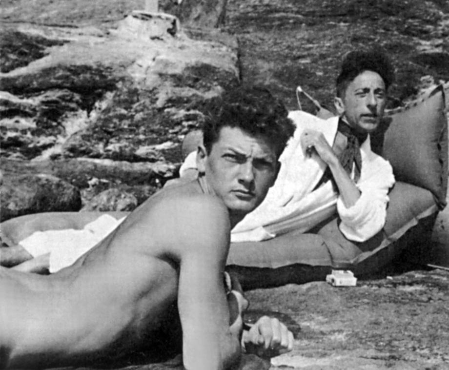 Jean Marais i Jean Cocteau na plaży podczas wakacji w Pramousquier we Francji, 1938 r