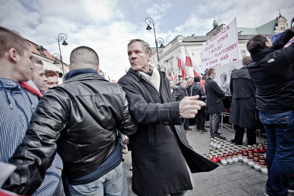 Zwolennicy PiS przed pałacem, fot. Maciej Stankiewicz