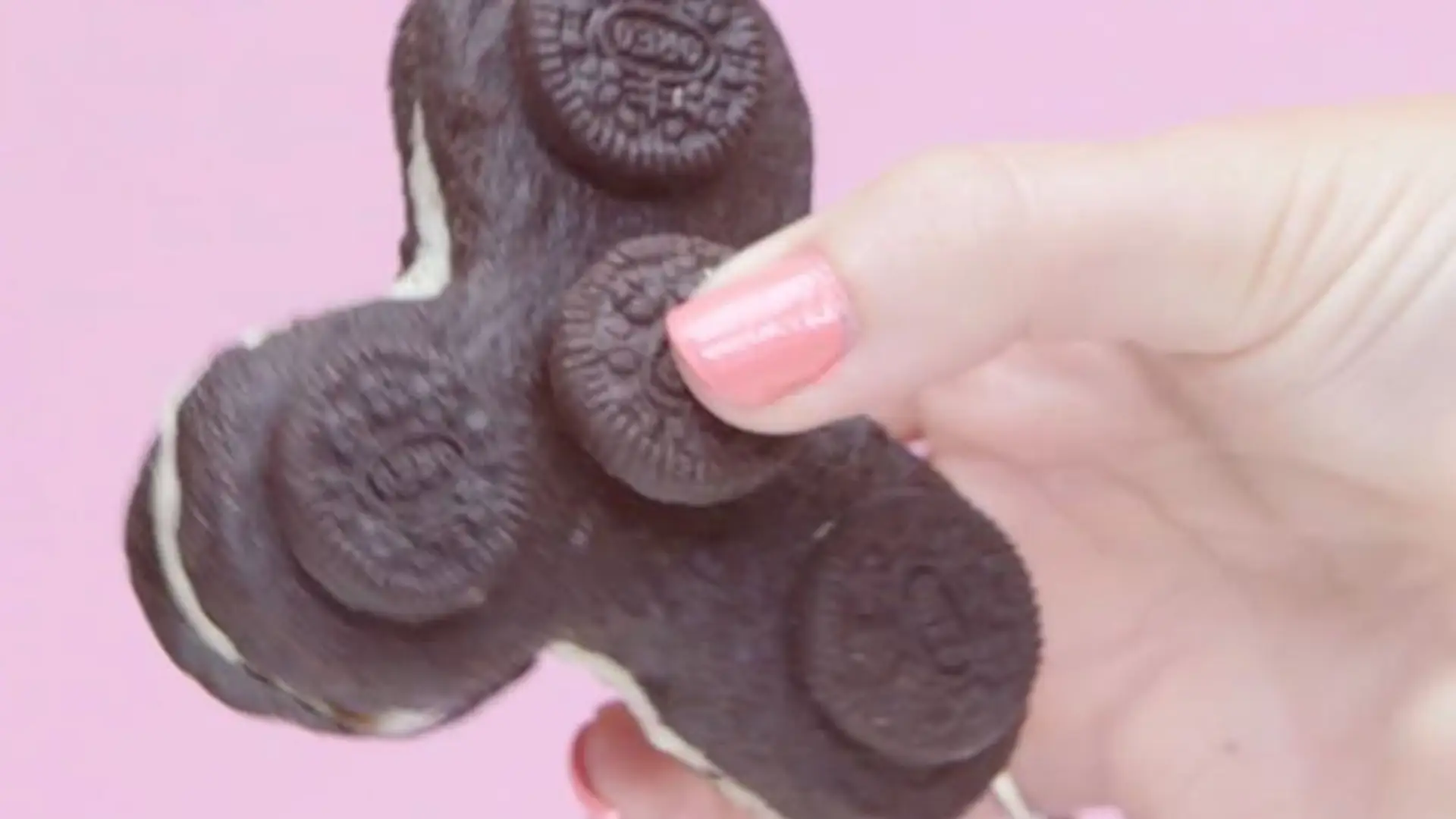 Wegański fidget spinner z Oreo. On naprawdę się kręci