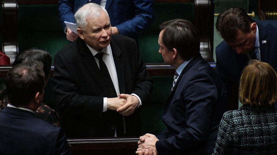 Prezes PiS Jarosław Kaczyński (C), minister sprawiedliwości Zbigniew Ziobro