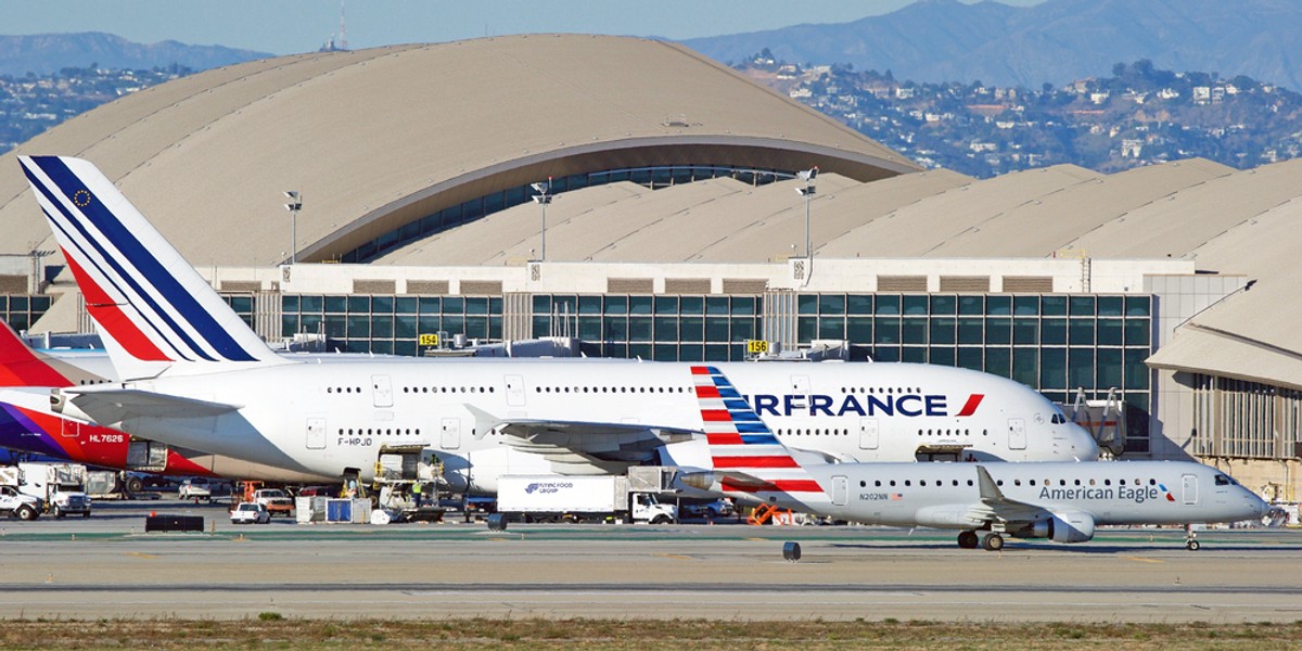 Embraer ERJ-175LR linii American (na pierwszym planie) w porównaniu z największym pasażerskim odrzutowcem na świecie - Airbusem A380 linii Air France