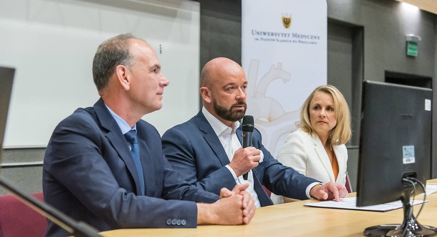 Prof. dr hab. Tomasz Zatoński, lider projektu PICTURE (z lewej) i prezydent Jacek Sutryk.