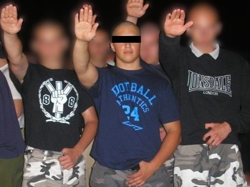 Tomasz P., pseud. "Dragon" w towarzystwie kolegów ze środowiska białostockich neonazistów