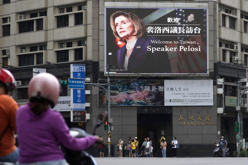 Bilbord u Taipeju povodom posete Nensi Pelosi Tajvanu