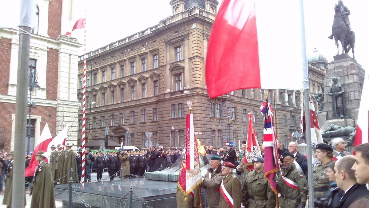 W Krakowie zakończyły się oficjalne obchody Święta Niepodległości. Przebiegły one w spokojnej atmosferze. Marsz patriotyczny przeszedł spod Wawelu na Plac Matejki, gdzie odbyły się główne uroczystości.