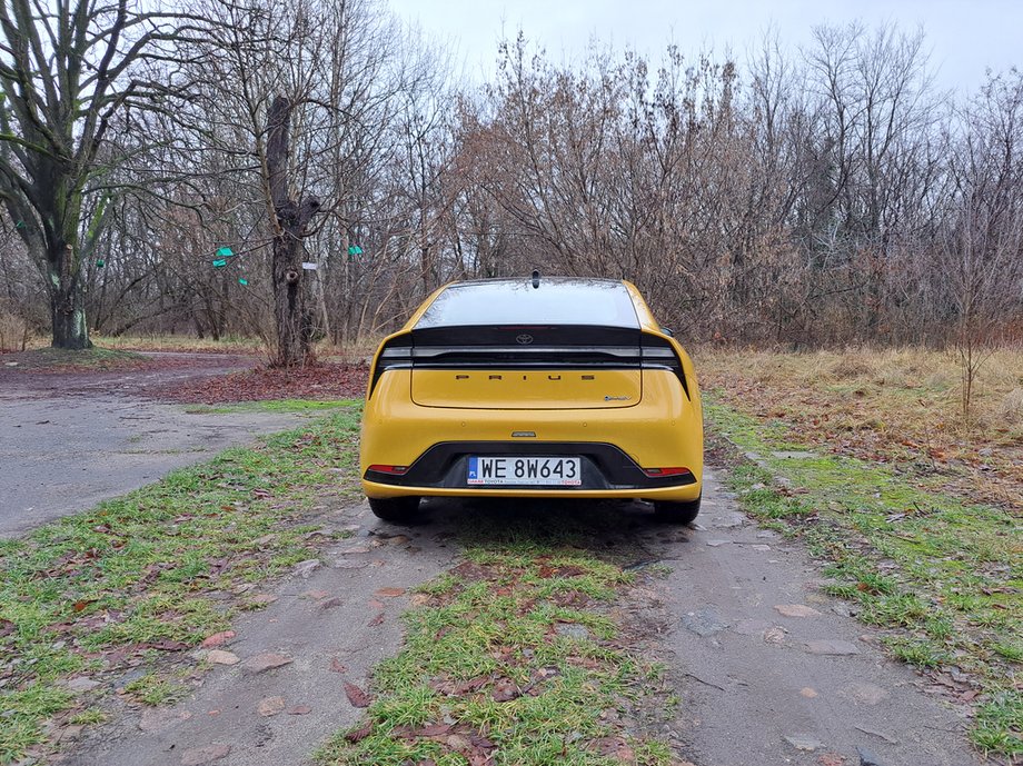 Toyota Prius plug-in - duże baterie zajmują sporo miejsca, ale dzięki nim można jeździć bez włączania silnika spalinowego - bardzo tanio, a nawet za darmo (z fotowoltaiką).