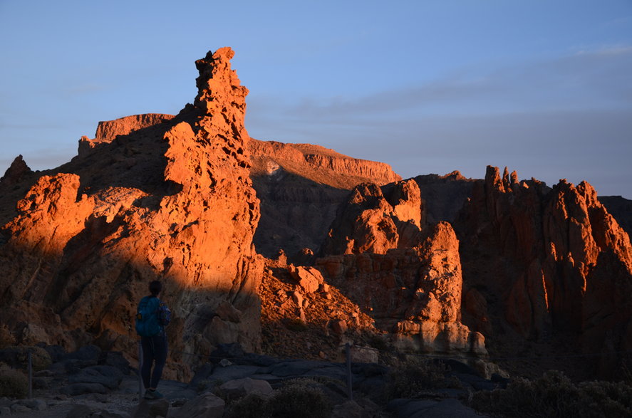 Formacje skalne Roques de Garcia podczas zachodu słońca. W oddali widoczny szczyt Alto de Guajara, Teneryfa. 