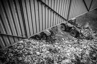 W Polsce przedsiębiorstwa i rolnicy produkują ponad 85 proc. odpadów. Za ich utylizację albo składowanie płacą niewiele. Za to konsumenci wydają na odbiór śmieci komunalnych najwięcej w Europie.
