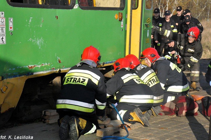 Strażacy ćwiczą ratowanie człowieka, który wpadł pod tramwaj
