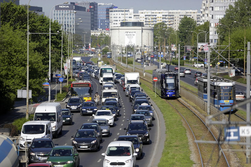 Zatłoczone i dziurawe ulice