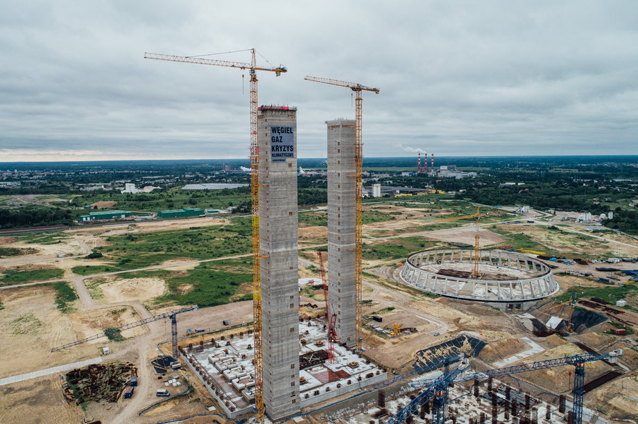 Ostrołęka C, w której przystąpiono do rozbiórki 120-metrowych pylonów, miała być „ostatnią elektrownią węglową w Polsce”.