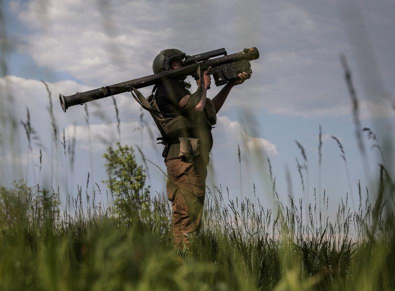 Ukraiński żołnierz wystrzeliwuje stingera