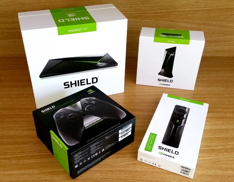 Nvidia Shield TV - pilot i podstawka to akcesoria dodatkowe. W zestawie podstawowym znajdziemy bezprzewodowy kontroler