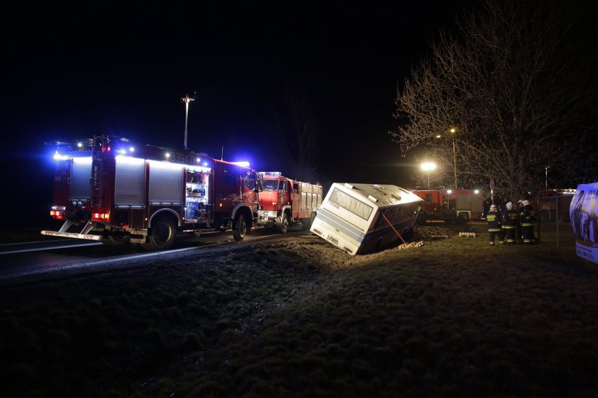 Wypadek w Kobierzycach. Kilkadziesiąt osób uwięzionych w autobusie