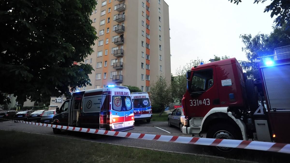 Nie żyje dwoje dzieci, które wypadły z okna mieszkania na 9. piętrze wieżowca przy ul. Władysława IV w Koszalinie. Najprawdopodobniej doszło do nieszczęśliwego wypadku – powiedział we wtorek na miejscu zdarzenia rzecznik koszalińskiej policji Rafał Skoczylas.