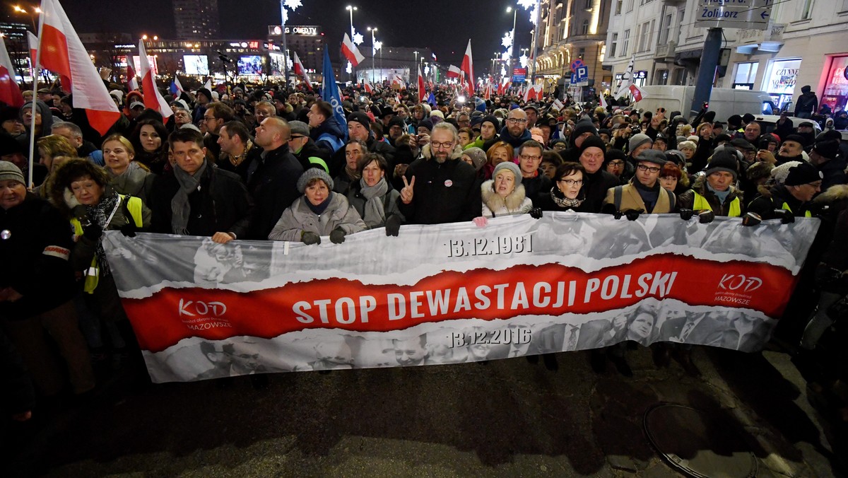 Protesty obywateli to nie happeningi – podkreślił prezydent Poznania w odpowiedzi na pismo wojewody wielkopolskiego Zbigniewa Hoffmanna ws. listu "Stop dewastacji Polski". Zaapelował też do wojewody o szacunek dla tych, którzy angażują się w protest z "poczucia obowiązku wobec swojego kraju".