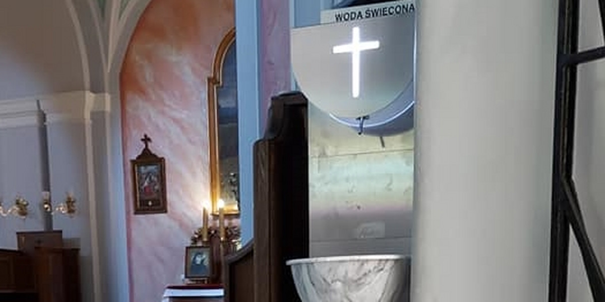 Automat do wody święconej wart 1100 zł w parafii WNMP przy klasztorze dominikanów w Tarnobrzegu. 