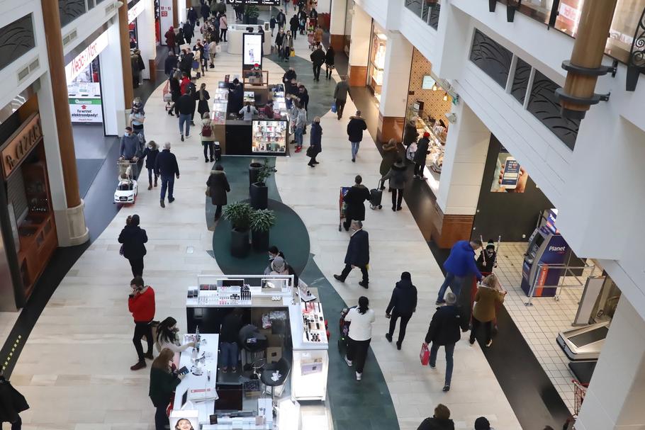 Klientów w galeriach handlowych w sobotę nie zabrakło. Ale i tak było ich sporo mniej niż rok temu