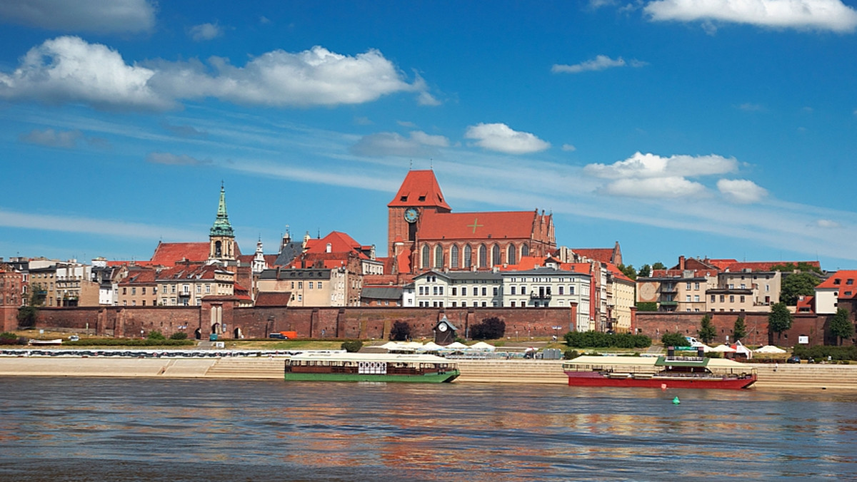 Uroki Torunia będzie można podziwiać z tarasów widokowych po obu stronach Wisły - na Bulwarze Filadelfijskim i Kępie Bazarowej. W tych miejscach znajdowały się przyczółki dawnego mostu drewnianego z 1500 r.