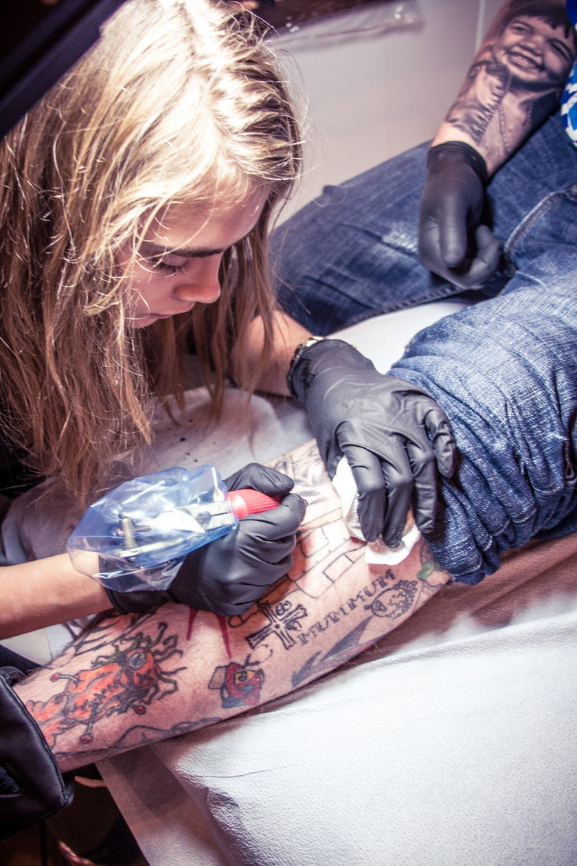 Cara Delevingne w studiu tatuażu