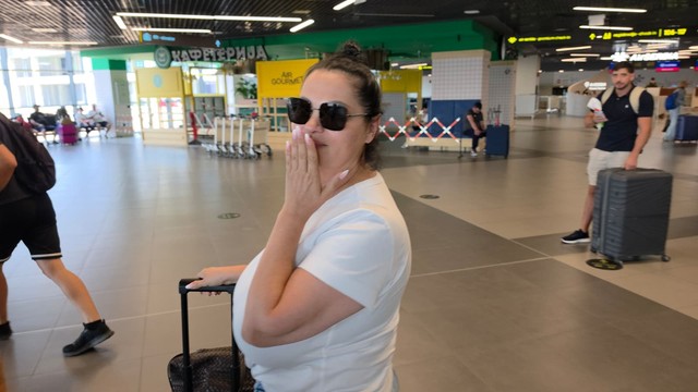 Jana sa sestrom na aerodromu
