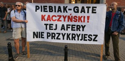 Manifestacje przeciwko Ziobrze. Oto transparentny i łańcuchy światła. Tak było w kilku miastach. Galeria