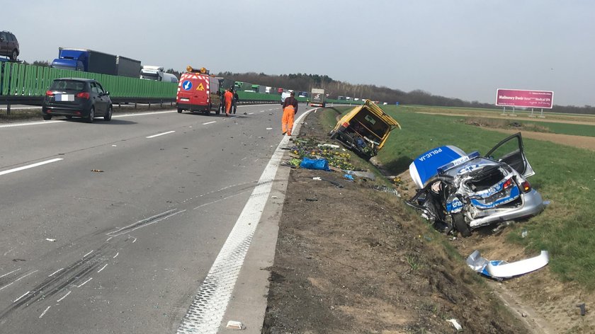 Staranowany radiowóz. Dwaj policjanci ciężko ranni