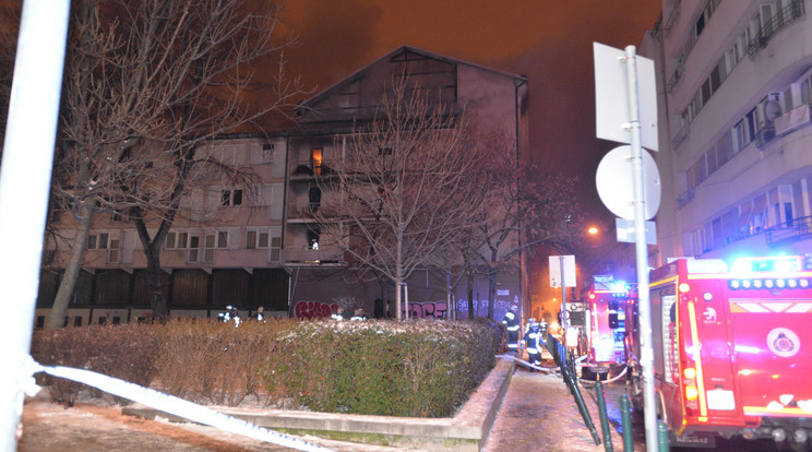 Az épület második és harmadik szintje teljesen kiégett. Majdnem minden ottlakó holmija a tűz martalékává vált / Fotó: MTI-Mihádák Zoltán