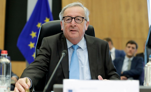 Juncker zdradza dlaczego... wszystkich całuje