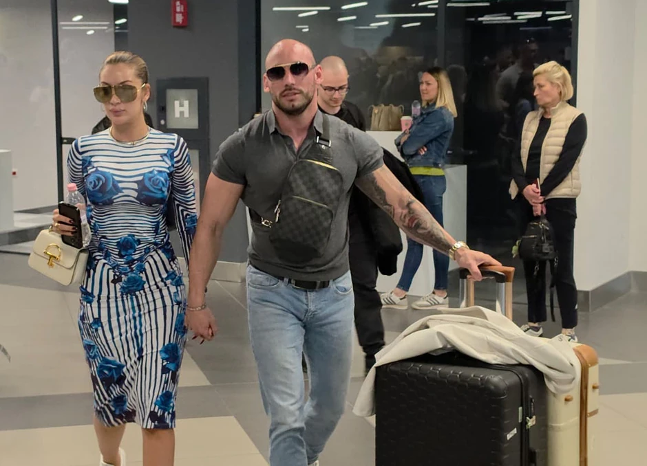 Tea Tairović sa mužem na aerodromu